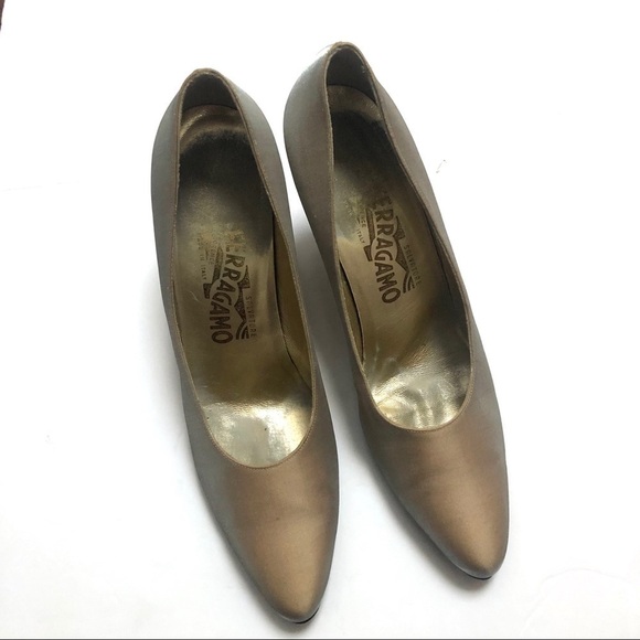 Salvatore Ferragamo Vintage Gold Satin Pumps Size 9AA Made in Italy Heels - Picture 5 of 11